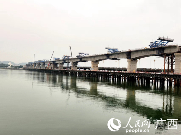 防東鐵路項目控制性工程西灣雙線跨海特大橋建設地。人民網 黃子婧攝