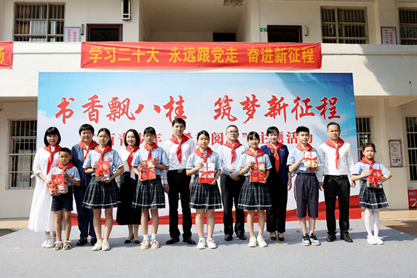 向學生代表贈送書籍。主辦方供圖