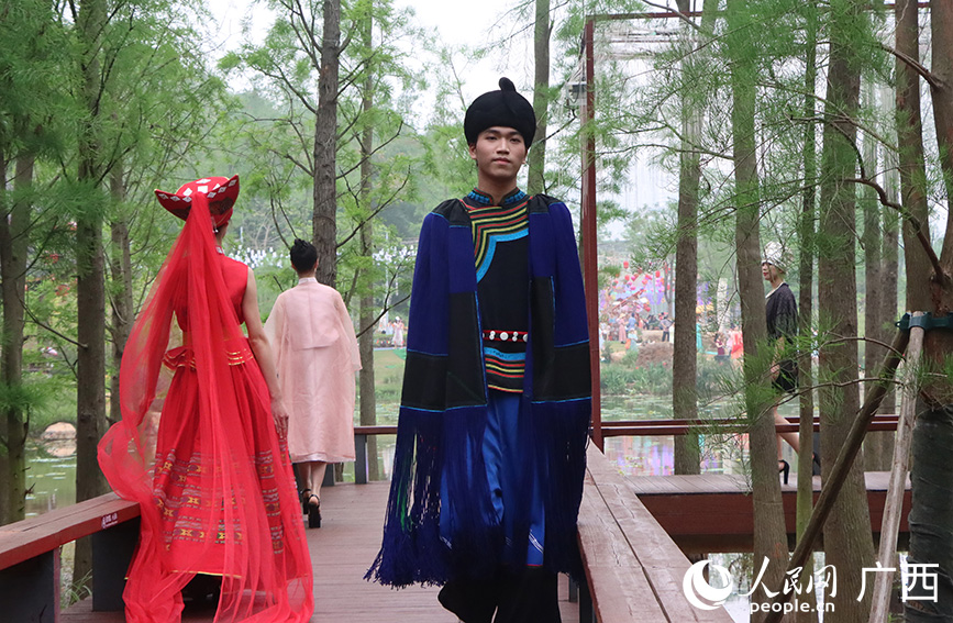 模特身穿民族服饰正在走秀。人民网记者 彭远贺摄