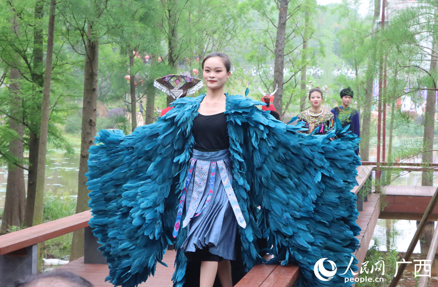 模特身穿民族潮服正在走秀。人民网记者 彭远贺摄