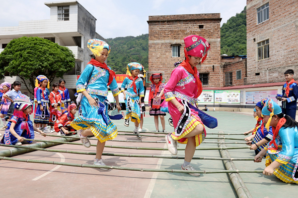 開展民族體藝活動。