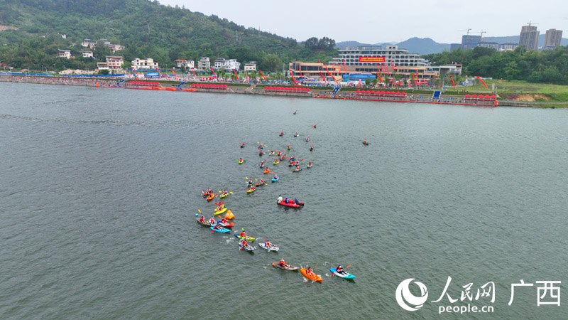运动员在漓江上展开激烈角逐。人民网 付华周摄