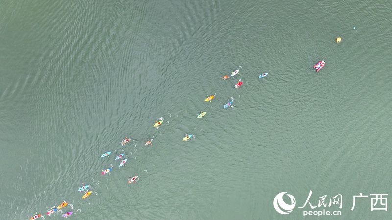 运动员在漓江上同台竞技。人民网 付华周摄