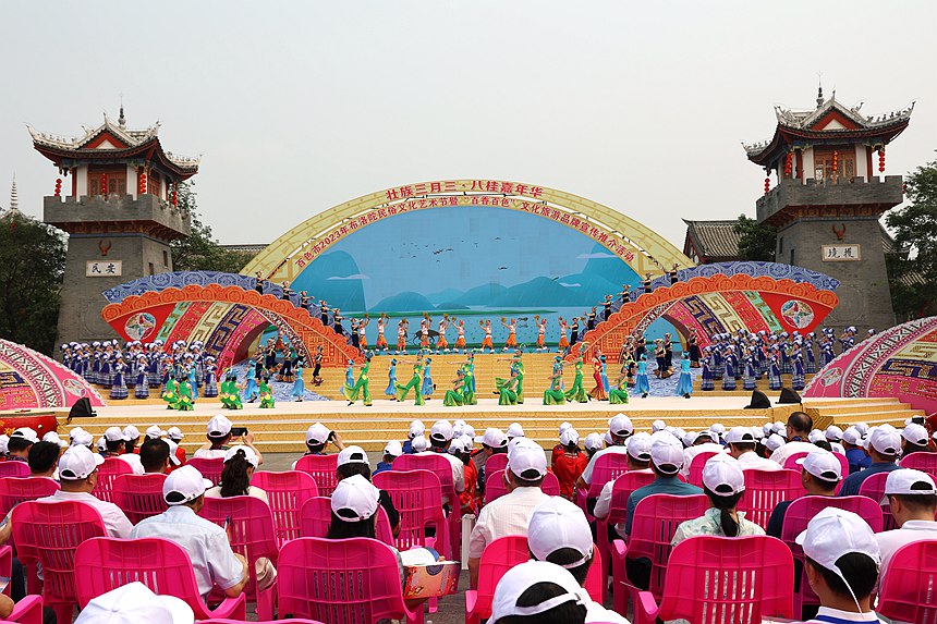 右江民族医学院50余名师生参加启动仪式并参演大型歌舞《秋摆味》。何志川摄1