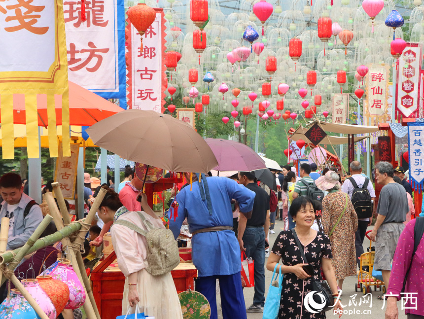 4月21日，“壮族三月三·八桂嘉年华”活动的“古风雅集”游人如织。人民网记者 彭远贺摄