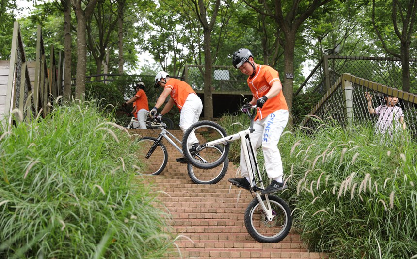 花式自行车表演。自治区体育局群众体育处供图