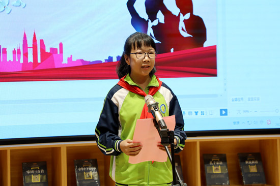 林余虹同学宣读《全民阅读倡议书》。刘冰摄