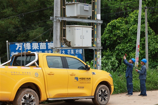 南方电网广西钦州灵山供电局武利供电所党员服务队到果苗电商第一村——广西灵山县武利镇汉塘村开展配变线路设备检查维护。（陈心诚）