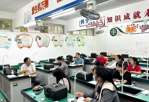 浦北县乐民研究组成员探索“三声课堂”教学研究成果。