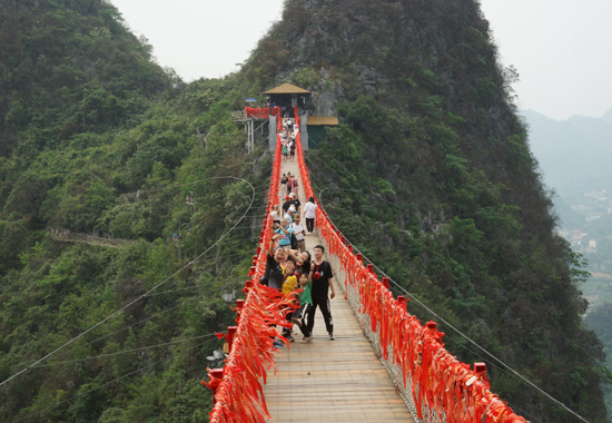 游客在如意索桥上打卡。