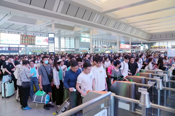 南宁东站旅客有序检票进站。梁竞辉摄