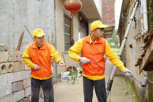 志願服務隊員正在重新排布電路。植銘鴻攝