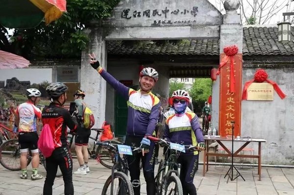 运江镇将廉洁文化阵地融入当地发展的古镇康养旅游中，吸引众多游客。运江镇政府供图