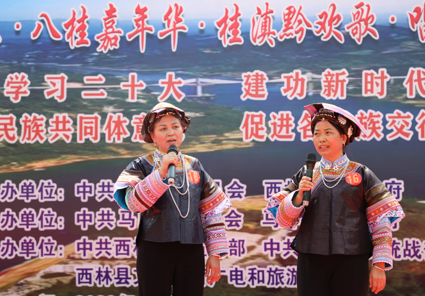 云南罗平歌手演唱《党的政策就是好》。刘冰摄
