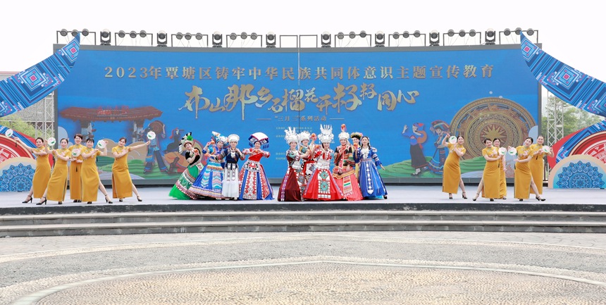 民俗文化展演——服装秀。韦宁摄