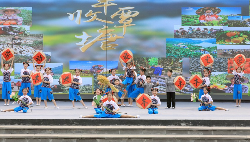 舞蹈《勤劳壮乡娃》。韦宁摄