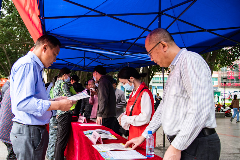 市民在活动现场了解知识产权保护相关知识  邓民胜 摄