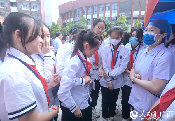 学生们在学习急救知识。人民网记者 陈燕摄