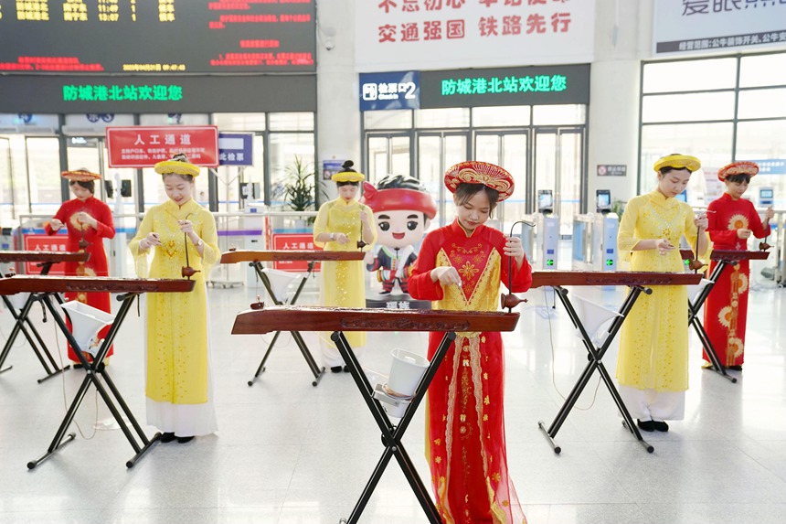 图为身穿民族服饰的小姐姐演奏独弦琴。李天骄摄
