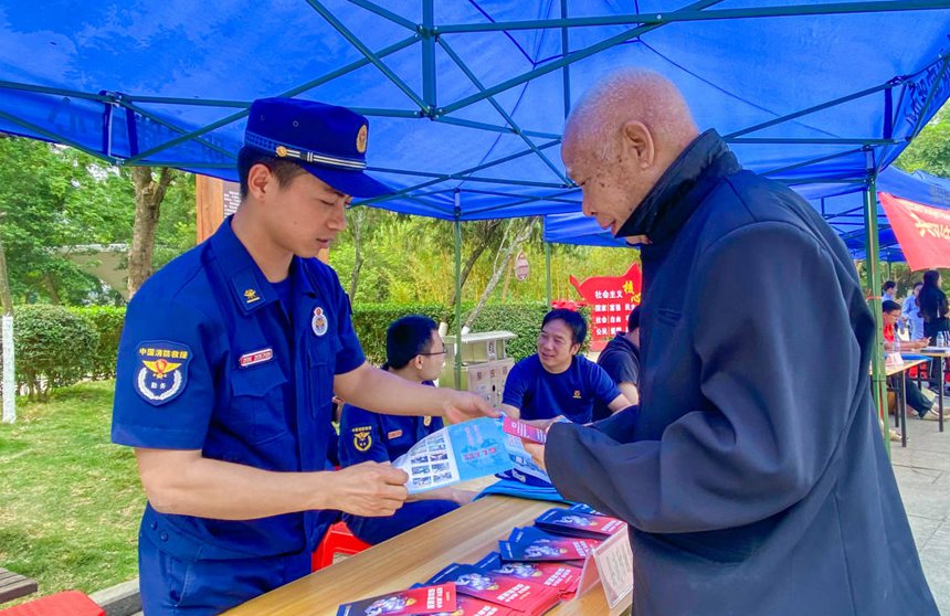 消防队员在为群众讲解消防知识。罗海琳摄
