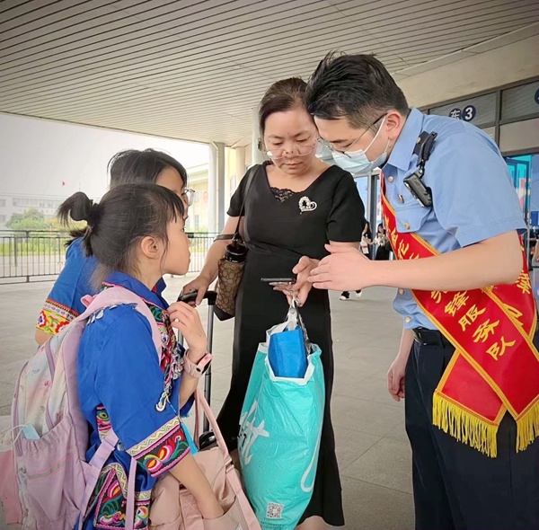 “刘三姐·金花茶”服务队成员为旅客提供问询服务。
