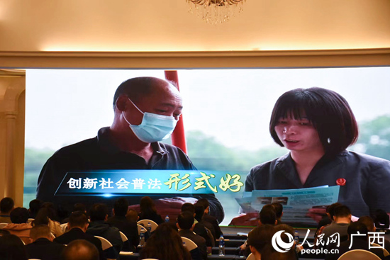 观看法治宣传片。人民网 王功孝摄