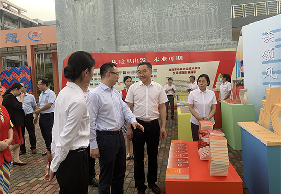 与会领导参观展览。