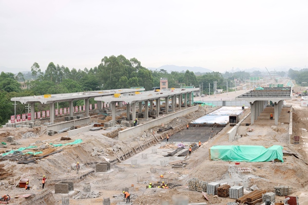 玉林北站建设工地一片繁忙。梁源嵩摄