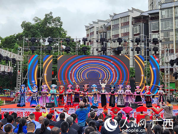 壮锦走秀。人民网 黄子婧摄