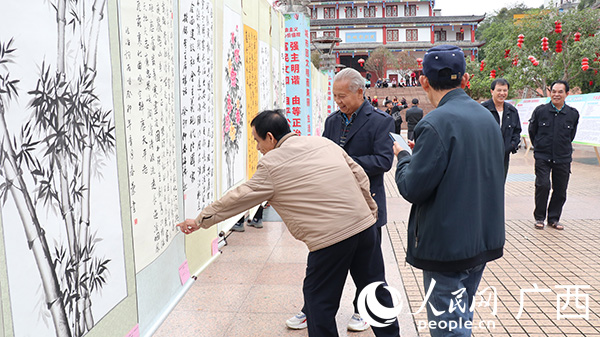 群众观看法治书画展。人民网 黄子婧摄