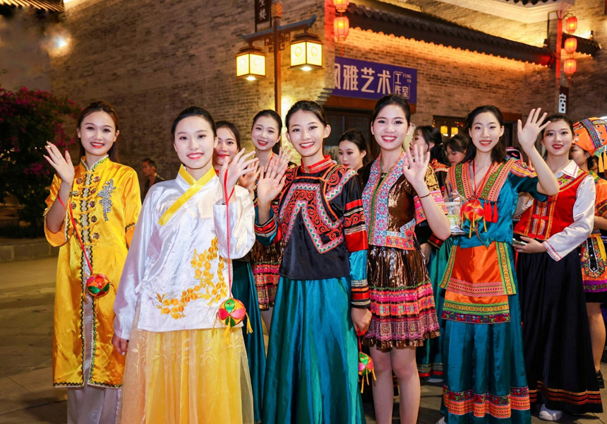选手们身着绚丽的民族服饰。主办方供图
