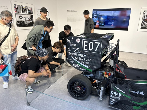 柳州工學院LS Racing E-Team隊長劉貴渝（右2）向參展人員介紹E07。_副本