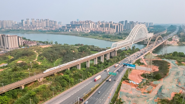 动车在邕北线上运行。陈泉任摄