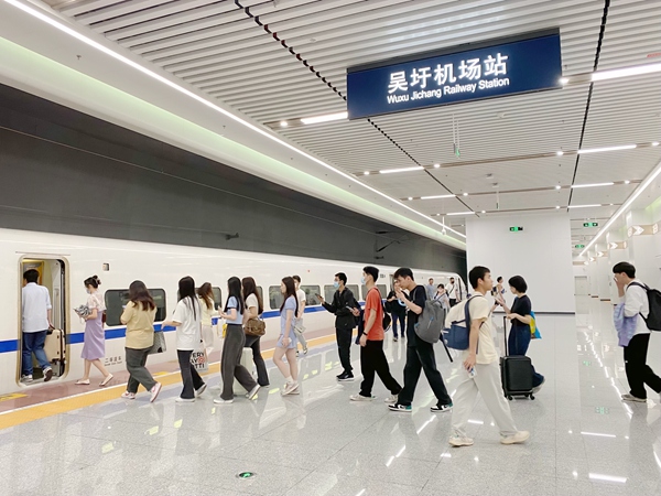 吴圩机场站旅客有序乘车。于莉摄