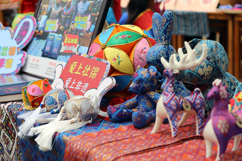 僑鄉容縣傳統工藝品展覽。容縣縣委宣傳部供圖