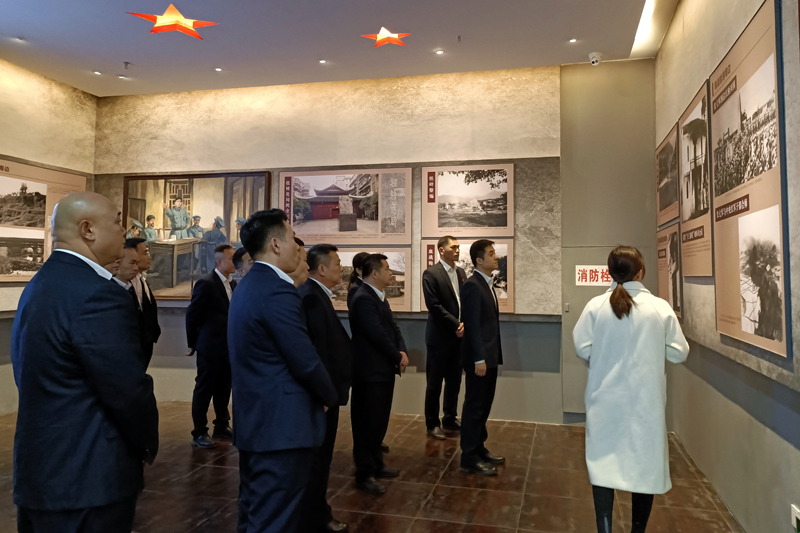 图为支部党员参观红色教育基地。陈志连摄