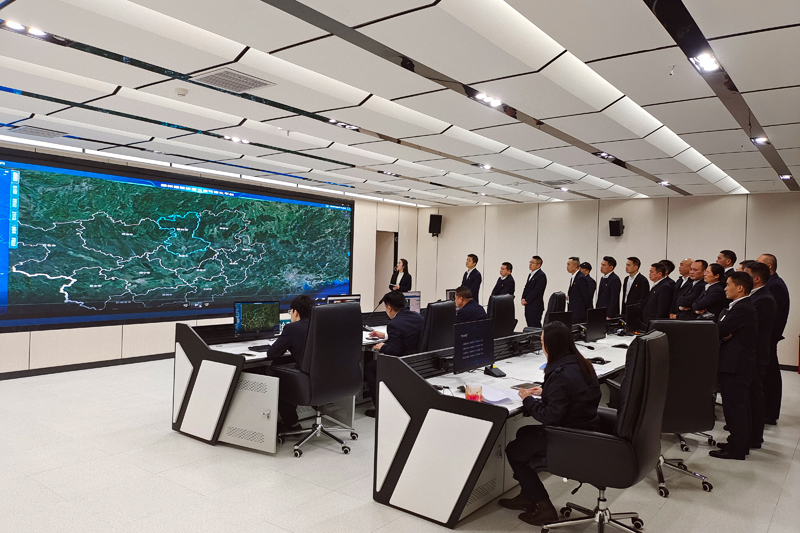 图为党员参观柳州市烟草专卖局（公司）联勤指挥数据中心。覃忠良摄