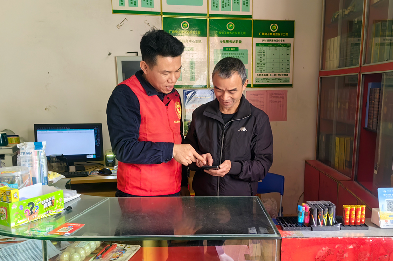 图为党员入户指导老年人用智能手机订货志愿服务活动。陈继先摄