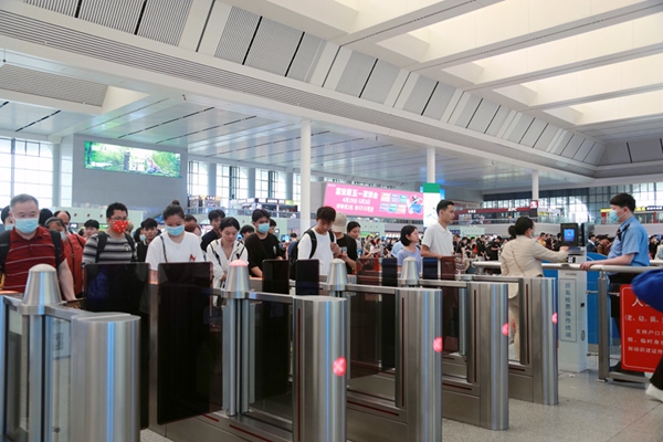 图为南宁东站旅客有序检票进站。于莉摄