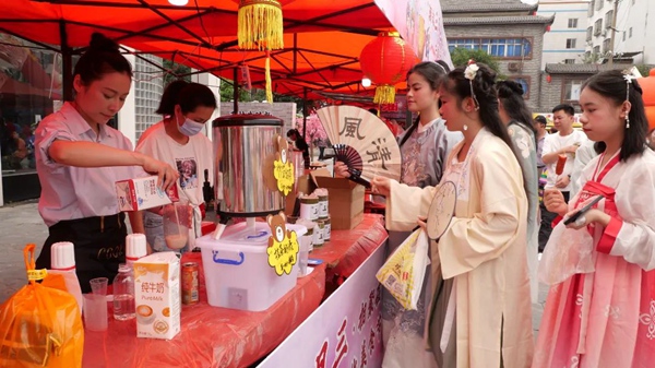 游客在“潮起三月三·相聚在玉城”牛腩粉文化美食节上品尝美食。