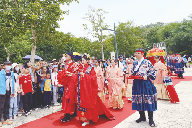 游客在南寧園博園近距離觀賞浪漫漢婚禮儀式