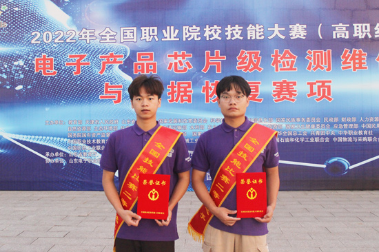 梁思進（右）和隊友獲得2022年全國職業院校技能大賽（高職組）團體二等獎。學校供圖