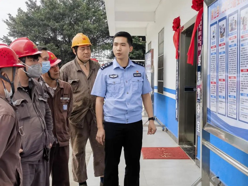 民警向企业职工普及反诈知识