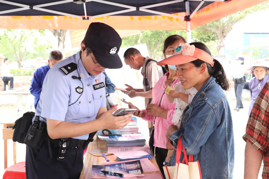 民警指导群众安装注册“国家反诈中心”APP  拍摄者：周晓清