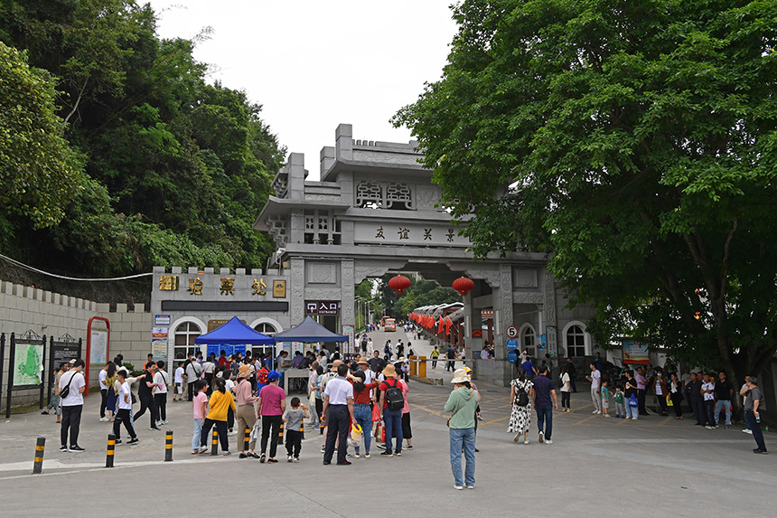 游客到友谊关景区游玩。