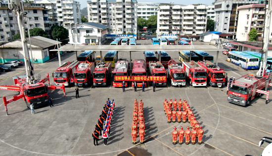 桂林市甲天下消防号公交车首发仪式现场。周亮摄