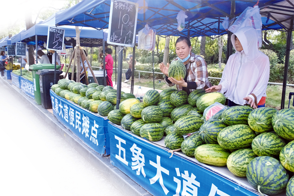 在五象大道便民摊点经营规范有序