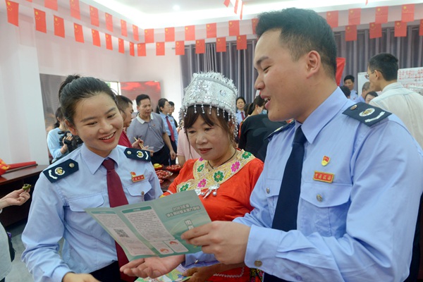 岑溪市稅務局“紅石榴黨員先鋒隊”向社區群眾宣傳社保費政策，講解社保繳費便利化措施。岑溪市稅務局供圖