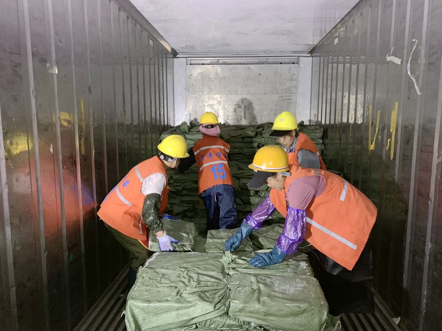 工作人员正在将包装好的冻鱼搬运至铁路冷藏箱中。甘璐摄
