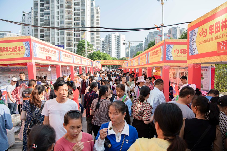 图为展销会现场
